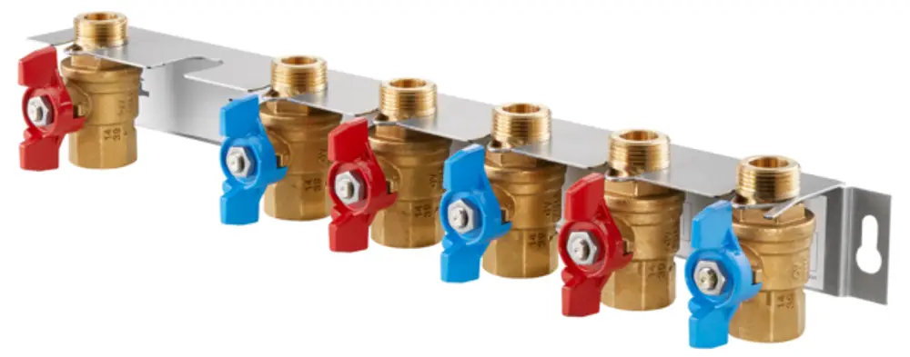 Oventrop Kugelhahnanschlussset mit mehreren Messingventilen und farbigen Handgriffen in rot und blau, montiert auf einer Metallhalterung.